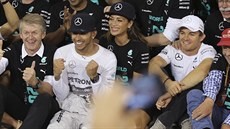 Mistr svta Lewis Hamilton, jeho pítelkyn Nicole Scherzingerová a lenové...