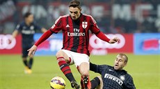 JISKŘENÍ V DERBY. De Sciglia z AC Milán ve skluzu atakuje Palacio z Interu.