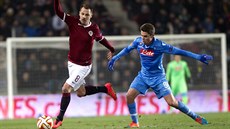 Marek Matjovský ze Sparty odkopává mí ped neapolským útoníkem Jorginhem.