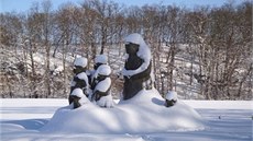 Pomník babi�ky s vnou�aty pat�í k nejkrásn�j�ím souso�ím v �echách