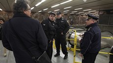 Ve výstupu z metra ve stanici M�stek se zasekly eskalátory a daly se do...