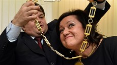Nová starostka Prahy 10 Radmila Kleslová pebírá insignie od dosavadního...