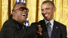 Zpvák Stevie Wonder dkuje Baracku Obamovi za Medaili svobody. (2014)