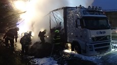 Poár kamionu s textilem, který zablokoval v úterý dálnici D1 ve smru na...
