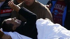 Mubarak zdraví své píznivce ped odjezdem do káhirské nemocnice (29. listopadu)