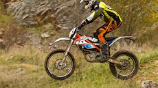 KTM Freeride E - Podvozek se nezalekne ani rychlé jízdy a skok.