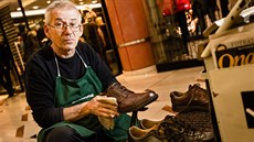 Michal Grivalský od revoluce profesionáln� �istí a o�et�uje boty s pojízdným...
