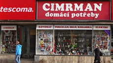 Vzkaz Svrákovi. Cimrman ije v Brn a prodává hrnce na Masarykov ulici.