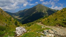 Cesty k sala�ím bývají obvykle s opatrností sjízdné i autem. Sala�e schované...