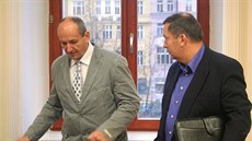 Václav Müller (vlevo) a jeho spole�ník Pavel Novotný u� za soudy utratili...