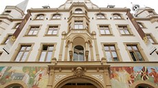 Rekonstrukce Národního domu v Karlových Varech pokrauje. Fasáda u je skoro...