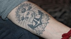 Ped deseti lety si Jií Vyorálek nechal na levou ruku udlat výrazné tetování....