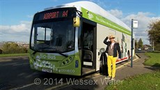 Autobus pohánný pouze biopalivem jezdí v Anglii mezi Bathem a letitm v...