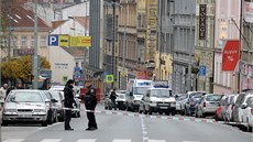 Policisté Konvovu ulici uzaveli, aby mohl pyrotechnik podezelou krabiku provit. Ilustraní snímek