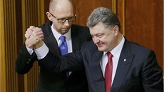 Zleva: Nový éf ukrajinského parlamentu Volodymyr Hrojsman, prezident Petro Poroenko a staronový premiér Arsenij Jaceuk (27. listopadu 2014)