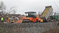 Zatímco v okolí u se nová silnice asfaltuje, most, pi jeho zícení zahynuli...