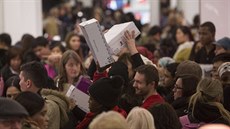 Dav se dere k pokladn� v newyorském odchod� Macy's.