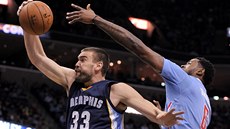 Marc Gasol z Memphisu drí mí, brání ho DeAndre Jordan z Los Angeles Clippers. 