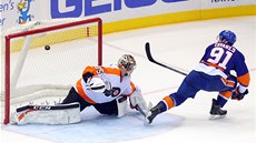 GÓL V NÁJEZDECH. John Tavares z New York Islanders pekonává brankáe