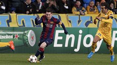 NASTARTOVANÝ. Lionel Messi z Barcelony uniká v utkání Ligy mistr proti Apoelu