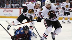 BEZ MILOSTI. Michal Rozsíval (vpravo) a Duncan Keith z Chicaga pohlídali