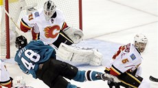 V PÁDU. Tomá Hertl ze San Jose bojuje v obleení soupe z Calgary. 