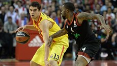 Tomá� Satoranský (vlevo) z Barcelony v souboji s   Bobem McCalebbem z Bayernu...