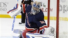 Henrik Lundqvist zasahuje v duelu s Philadelphií.