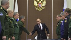 Ruský prezident Vladimir Putin se zdraví s ministrem obrany Sergejem �ojgu na...