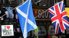 Skotská a britská vlajka na obchodě v Edinburku v únoru 2014