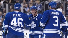 Roman Polák, Tyler Bozak a Dion Phaneuf oslavují gól Toronta.