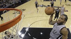 Kawhi Leonard  ze San Antonia smeuje do koe Brooklynu.