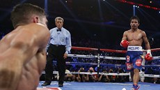 Chris Algieri (vlevo) si sedl po jednom z tvrdých úder� svého p�emo�itele v...