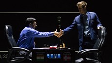 Magnus Carlsen (vpravo) a Vivanáthan Ánand se zdraví ped jedenáctým,...