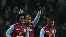 Gabriel Agbonlahor (uprostřed) slaví se svými spoluhráči z Aston Villy gól...