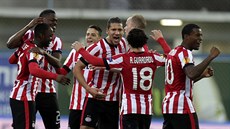 Fotbalisté PSV Eindhoven oslavují remízu v Estorilu a s ní i postup do další...
