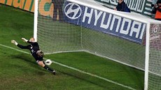 Branká Dukly Martin Chudý inkasuje rozhodující gól z penalty, kterou promnil...
