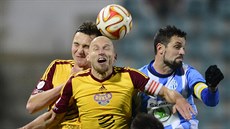 NA T�SNO. O mí� bojují Michal Je�ábek a Patrik Gedeon (zleva, oba z Dukly) a...