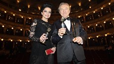 Karel Gott a Lucie Bílá pózují se získanými cenami (29. listopadu 2014).