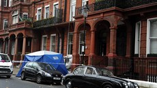 P�i z�ícení �ásti balkonu v luxusní �ásti �tvrti Knightsbridge v západní �ásti...