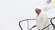 Pape� Franti�ek vystupuje z letadla ve �trasburku. (25. 11. 2014)