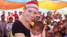 Eva �ere��áková a d�ti ve �kole v Bangladé�i