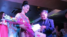 Nikola Buranská se na Miss Earth líbí, vyhrály její ve�erní �aty z dílny Sandry...