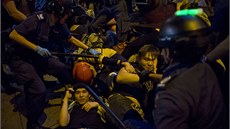 Aktivisté se opt stetly s policií v Hongkongu (29. 11. 2014).