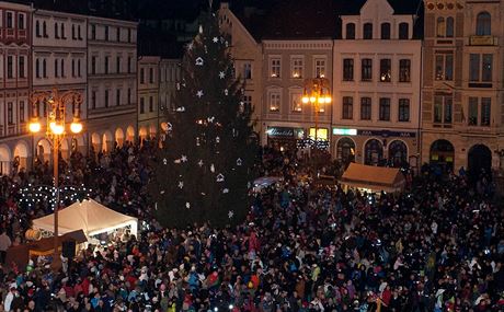 V Liberci se vánoní strom nerozsvítil. Tisíce lidí ekaly marn.