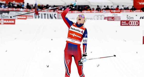 Therese Johaugová vítzí v závod na deset kilometr klasicky ve finské Ruce. 