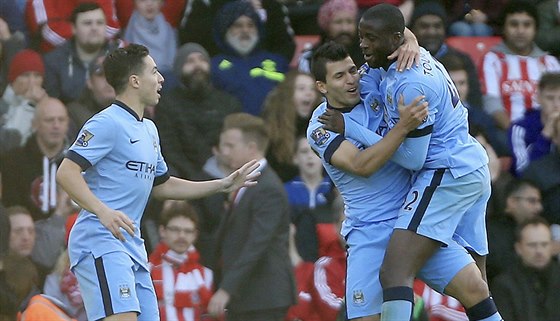 Yaya Touré (vpravo) z Manchesteru City se raduje ze svého gólu v zápase v...