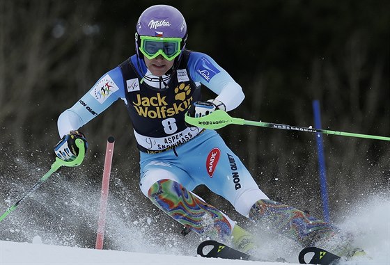 árka Strachová na trati slalomu v Aspenu.