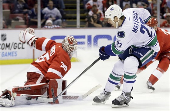 Detroitský gólman Jimmy Howard likviduje anci Shawna Matthiase z Vancouveru.