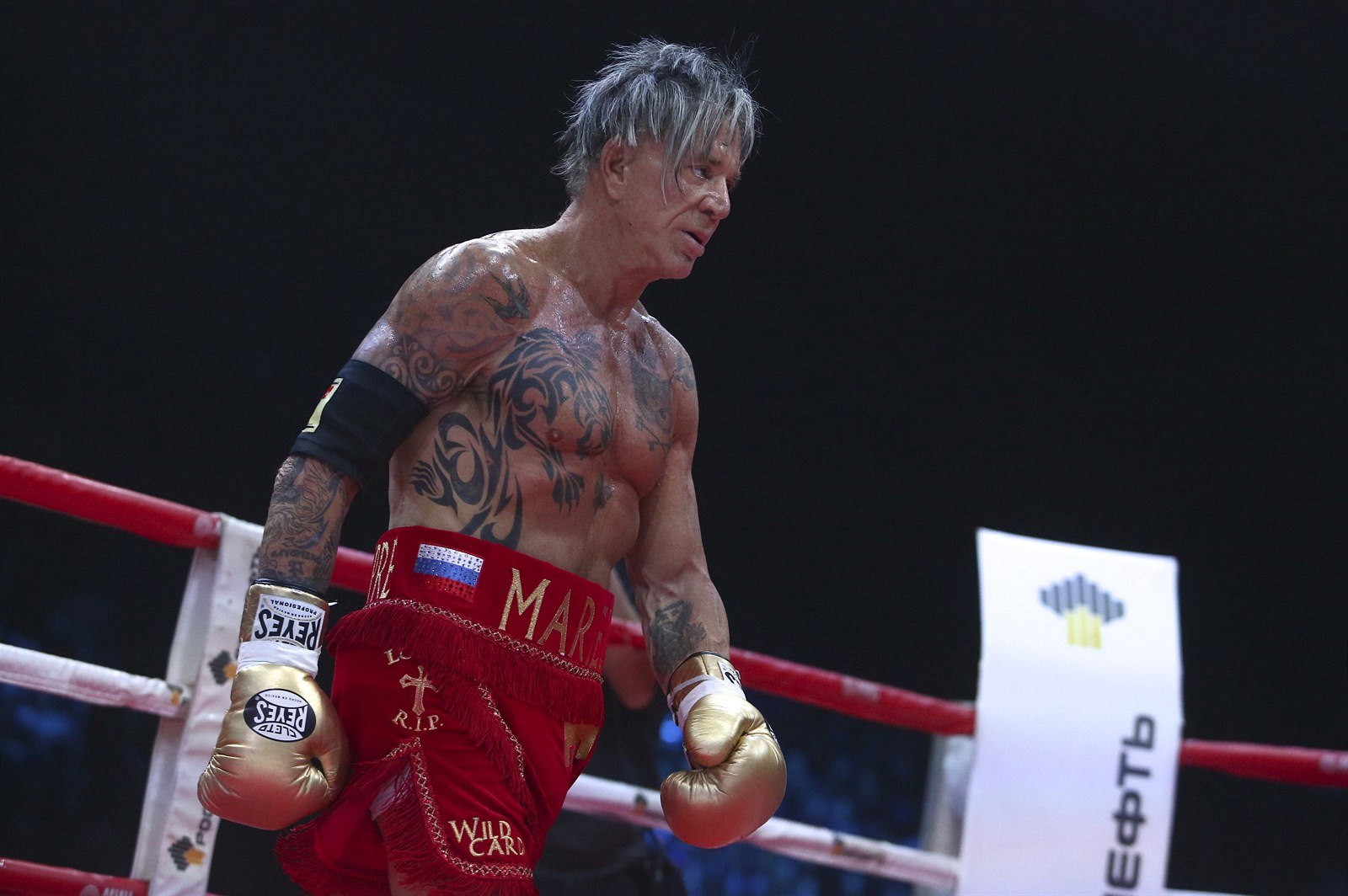 Mickey Rourke se po 20 letech vrátil do ringu, mladšího soupeře udolal